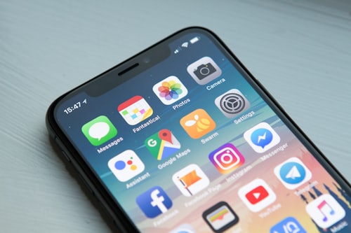 Celular com Instagram e WhatsApp abertos