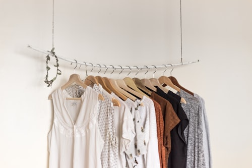 Arara de roupas em consignação