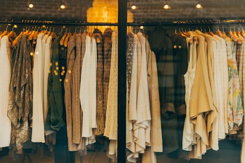 Vitrine de brechó com araras organizadas